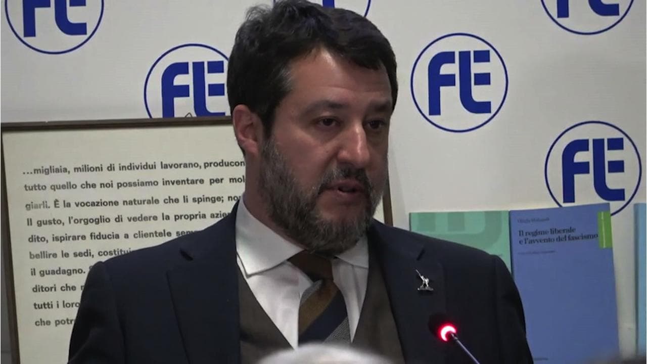 Crotone, Salvini: "No a politica sulla pelle degli altri, Guardia Costiera uscita a disastro avvenuto"