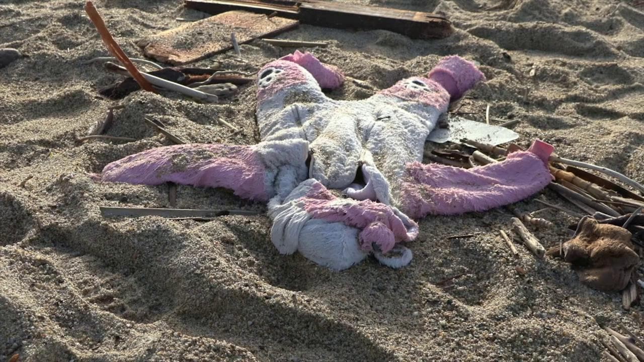 Migranti, gli oggetti sulla spiaggia di Crotone: la testimonianza silenziosia del naufragio