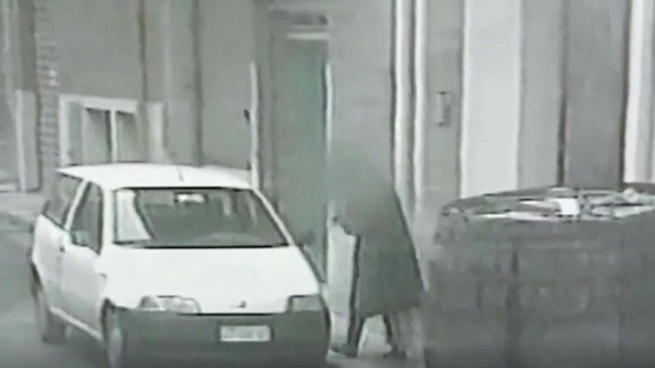 Messina Denaro, l'amante Maria Mesi filmata nel 1997 mentre esce di casa ad Aspra