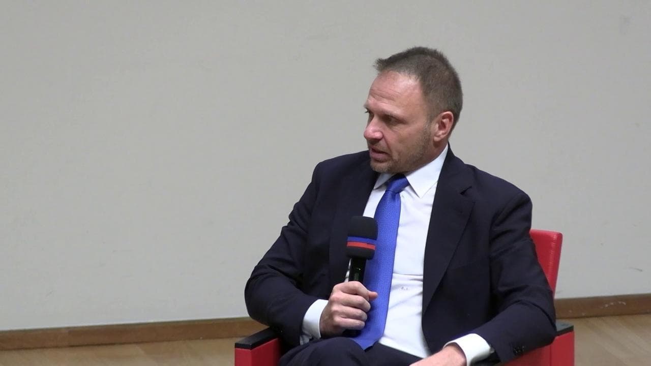 Vino, Lollobrigida contro gli irlandesi: "Non lo producono, usano la birra per idratarsi"