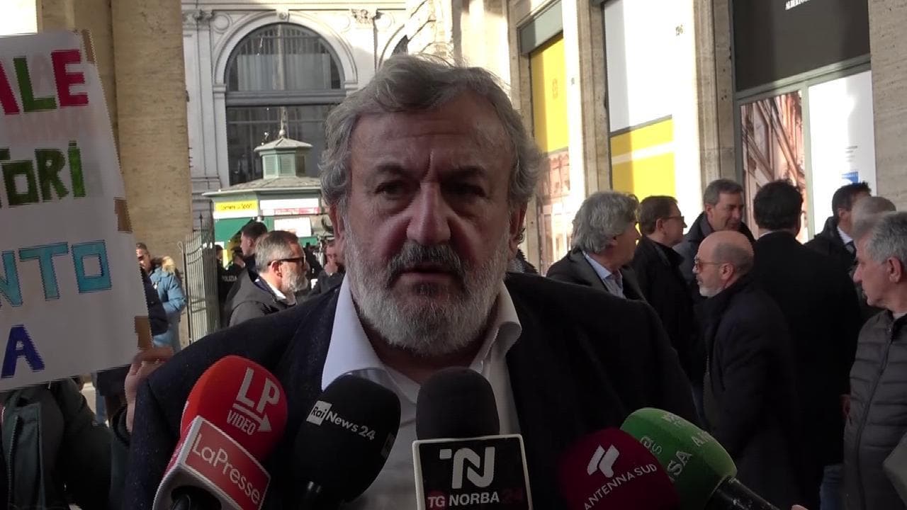 Ex Ilva, Emiliano davanti al Parlamento con i lavoratori: "Serve gestione più condivisa tra Stato e azienda"