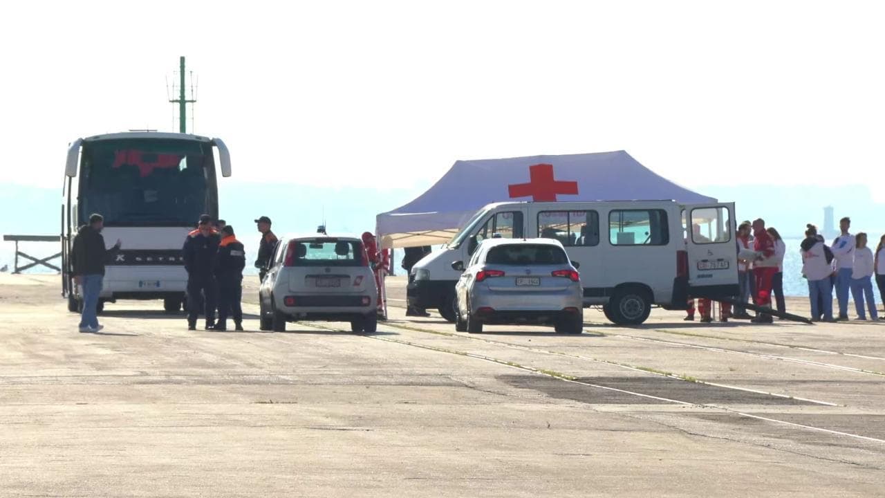 Migranti, l'equipaggio di Medici senza frontiere lascia la Geo Barents alla fine del dello sbarco