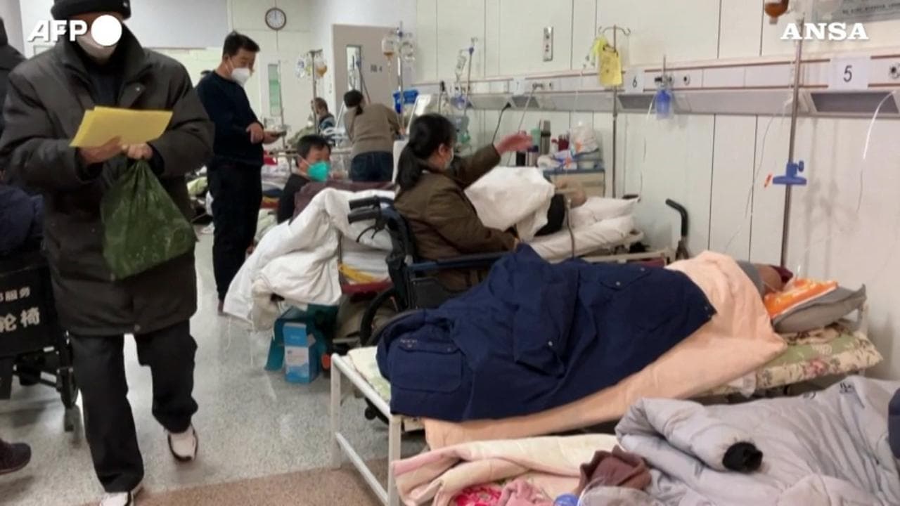 Cina, per il covid ospedali pieni a Pechino, pazienti stipati nei corridoi: è la nuova ondata