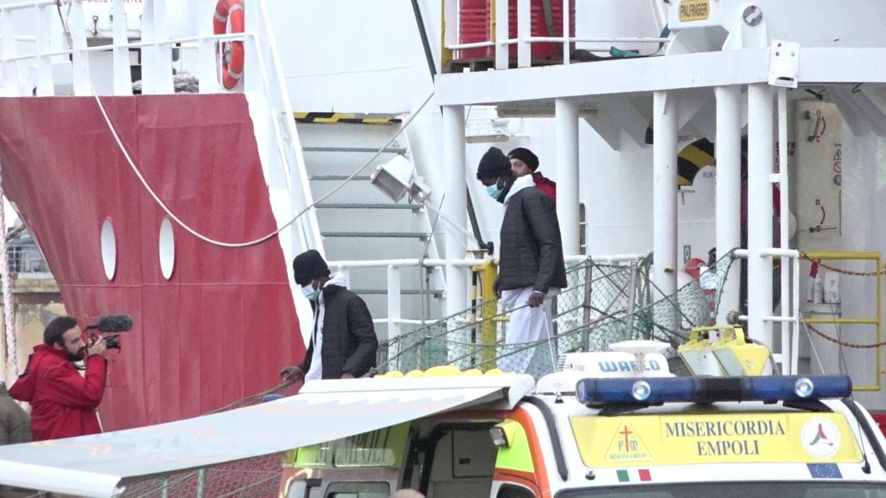 Livorno, iniziate le operazioni di sbarco dei 142 migranti: "Molti minori non accompagnati"