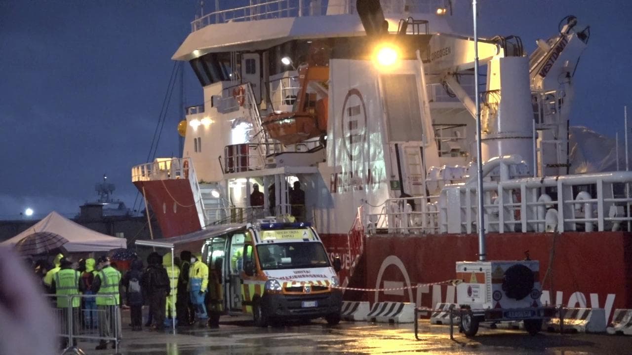 La nave ong 'Life Support' è arrivata a Livorno: a bordo 142 migranti