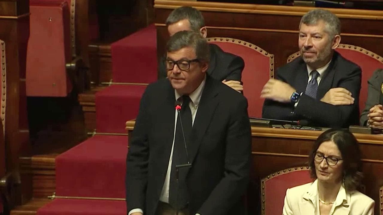 Migranti, Calenda: "Siete partiti con pugno duro e vi ritrovate con pugno di mosche"