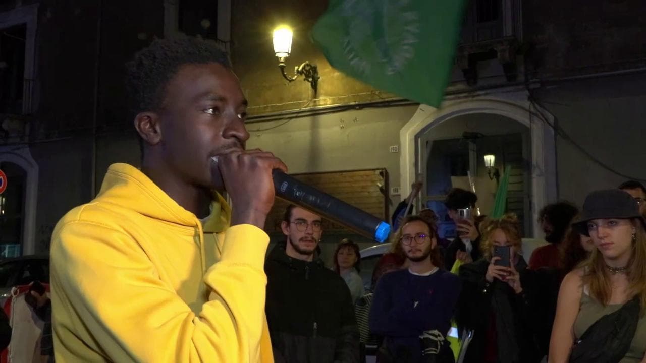 Catania, manifestazione "Porti aperti" per l'accoglienza ai migranti. I ragazzi: "Questa è la nuova Resistenza"
