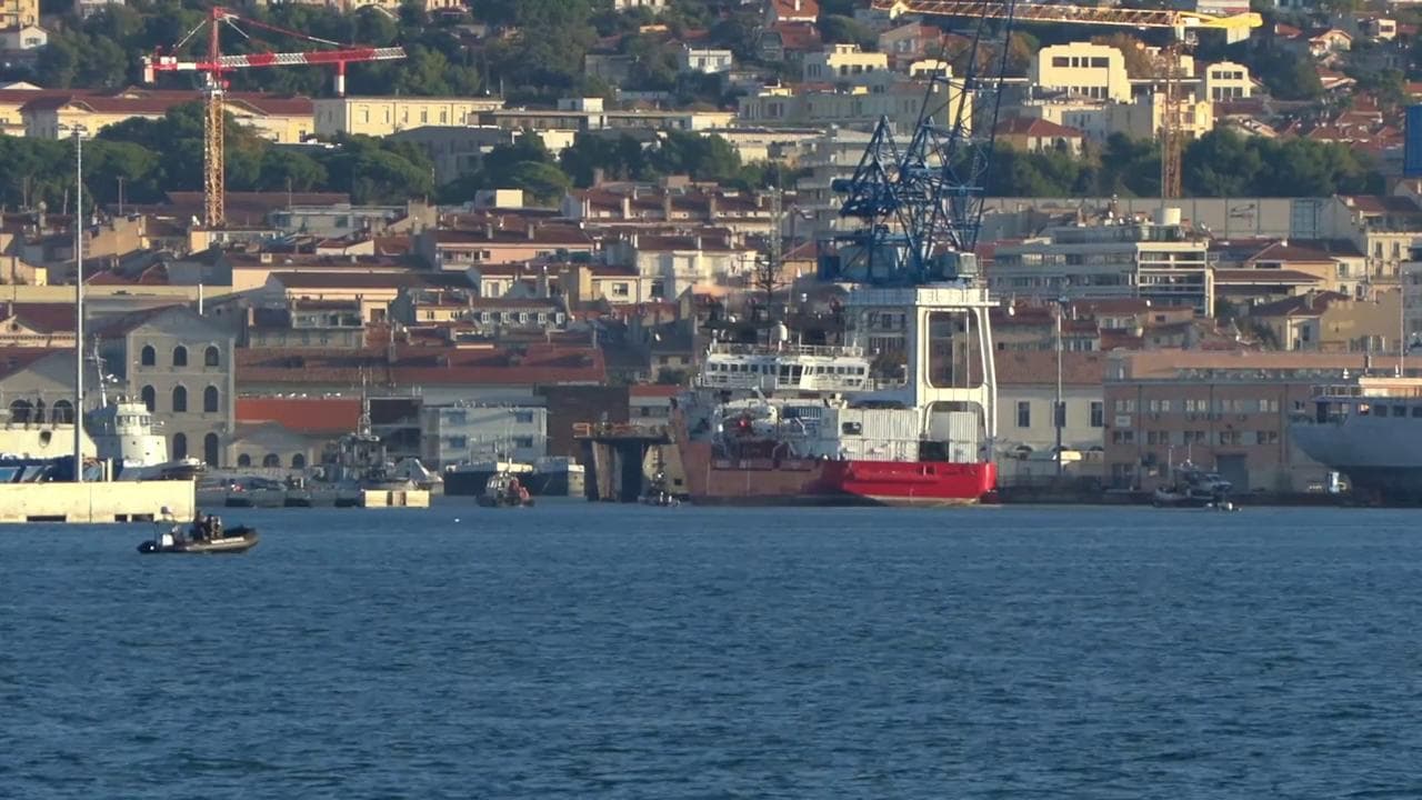 Migranti, l'arrivo della nave Ocean Viking al porto di Tolone, in Francia
