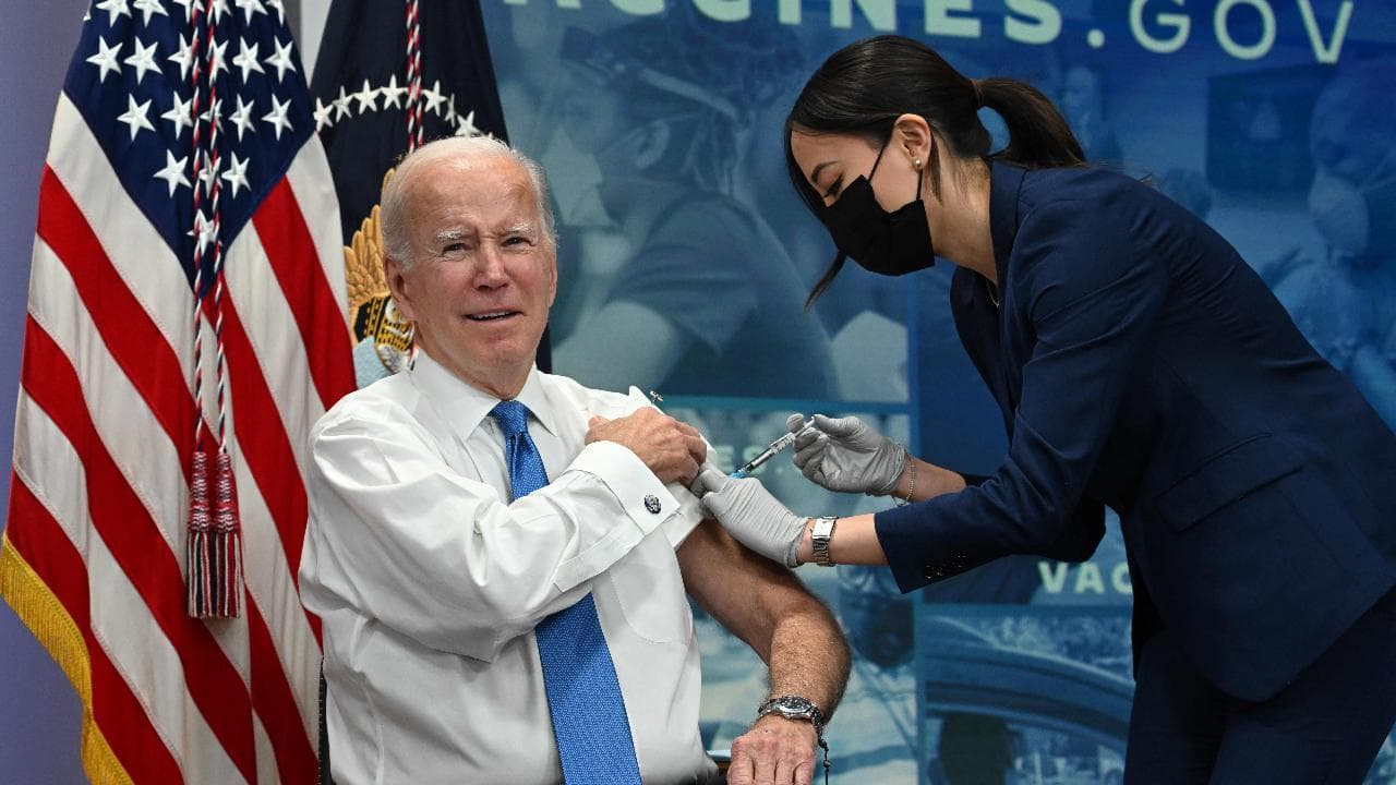 Covid, Biden riceve la quinta dose di vaccino e invita gli americani a seguire il suo esempio