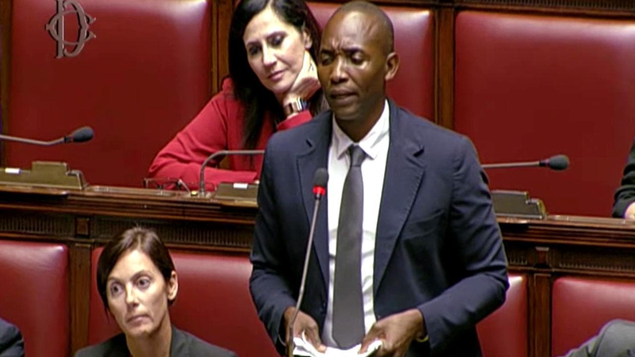 L'intervento di Aboubakar Soumahoro e il monito a Meloni: "Italiani si nasce ma anche si diventa"