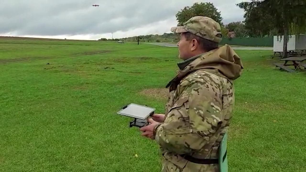 In un centro di addestramento per piloti di droni. Ogni soldato ha tre regole: "Restare in vita, finire la missione e riportare il drone indietro"