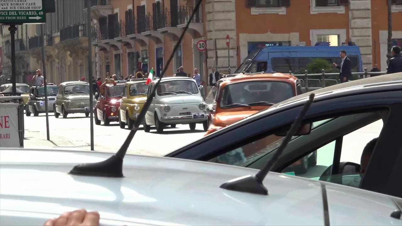Roma, anche il corteo di Fiat 500 storiche saluta Draghi a Palazzo Chigi. Ma è una coincidenza