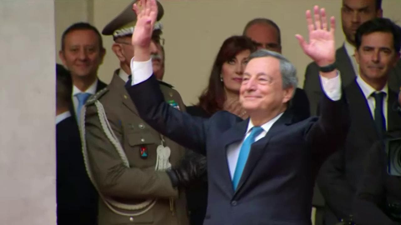 Draghi lascia Palazzo Chigi tra gli applausi dei dipendenti alle finestre: il saluto a braccia alzate