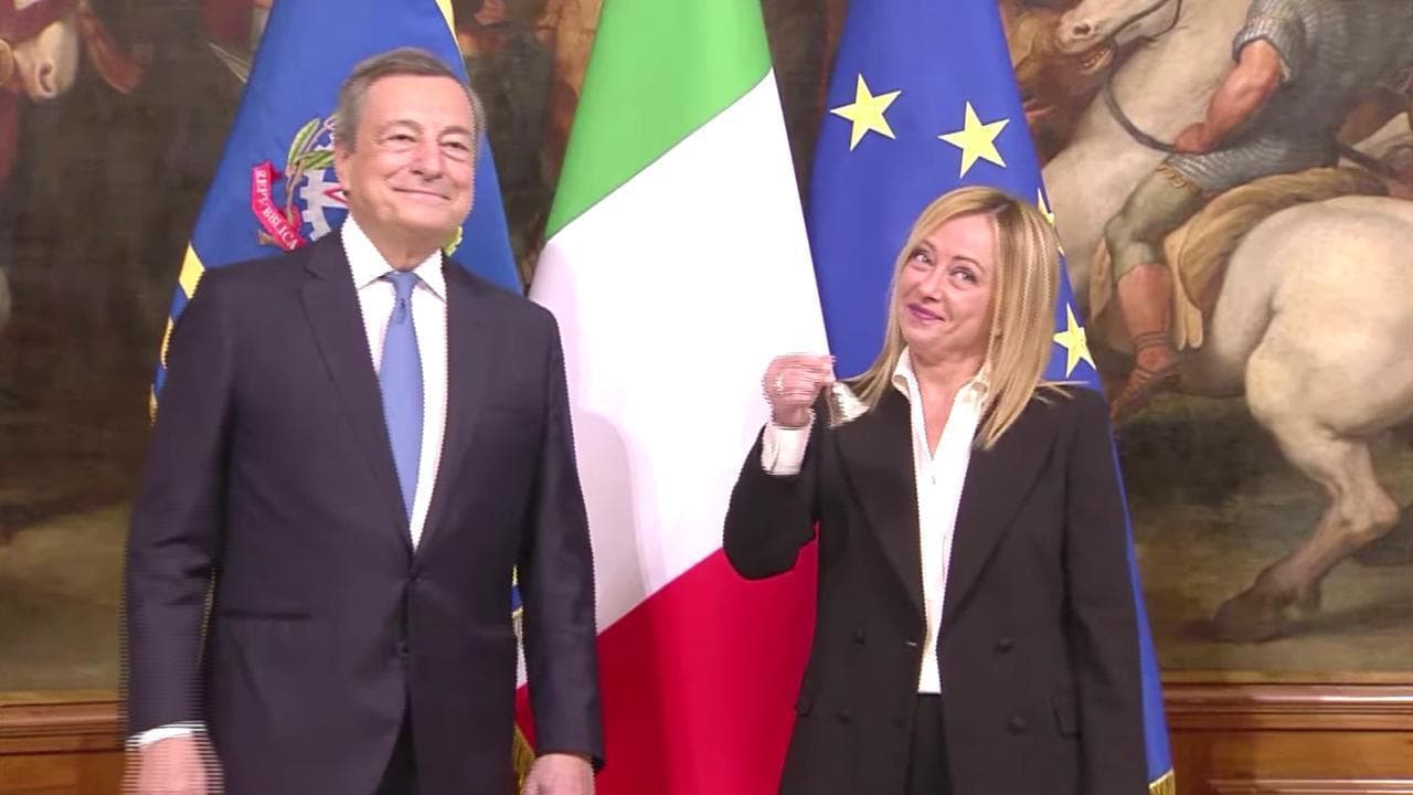 Draghi consegna la campanella a Meloni: la premier sorride al suono cristallino a favore dei flash