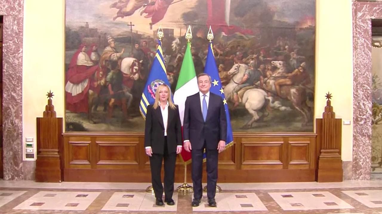 Meloni a Palazzo Chigi, la neo premier a Draghi dopo il picchetto: "Una cosa emotivamente impattante"