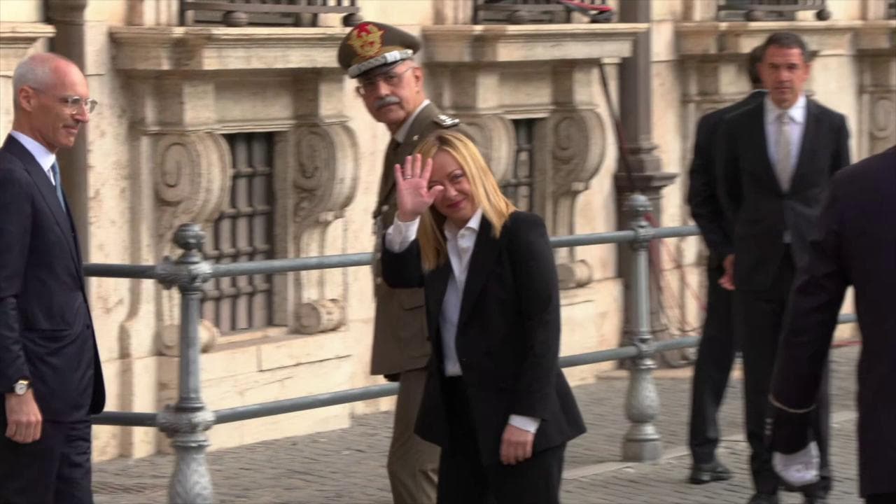 Cerimonia campanella, Meloni arriva a Palazzo Chigi: l'auto è italiana, Alfa Giulia