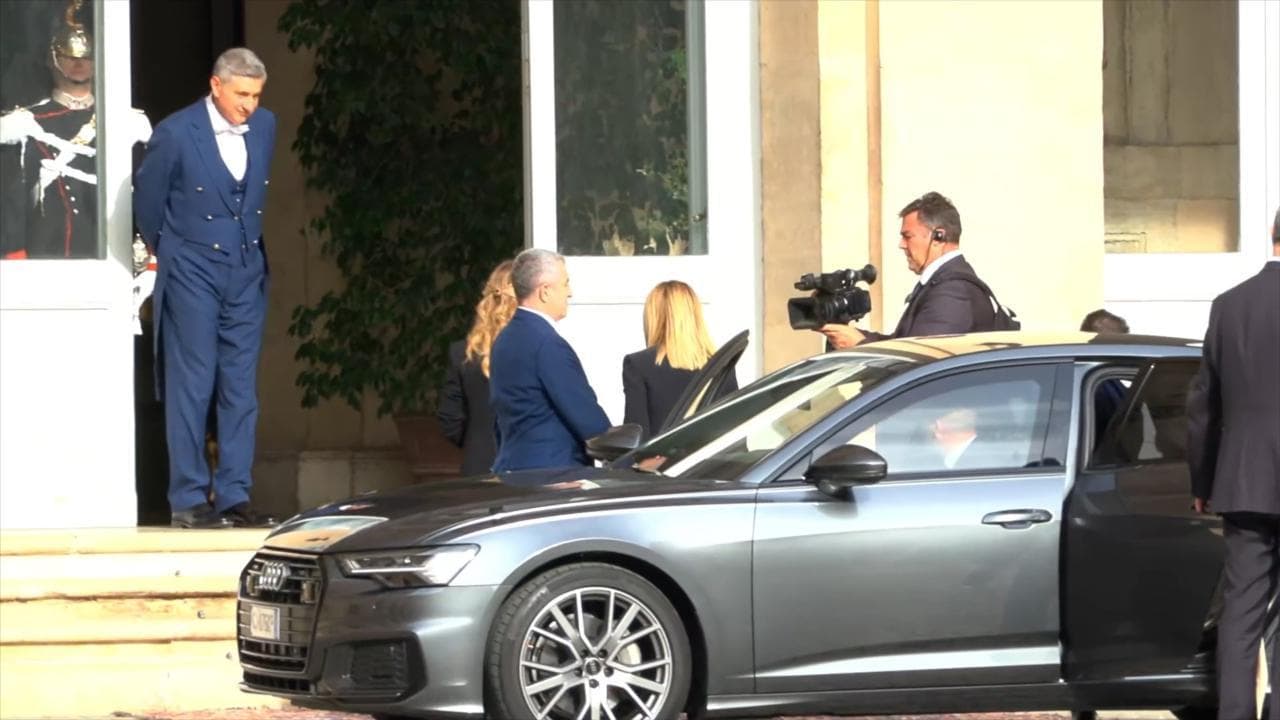 La premier Giorgia Meloni al Quirinale per il giuramento: arrivo separato per il compagno e la figlia