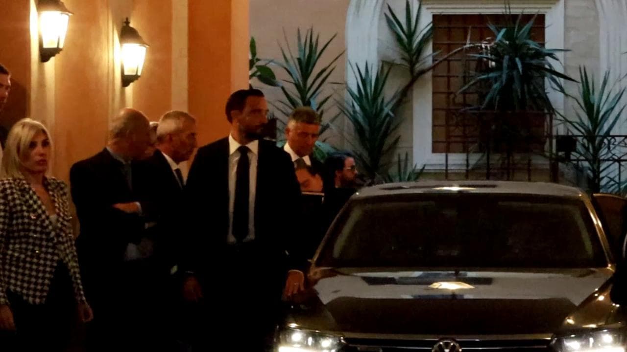 Roma, terminato il faccia a faccia con Meloni: Berlusconi lascia la sede di FdI