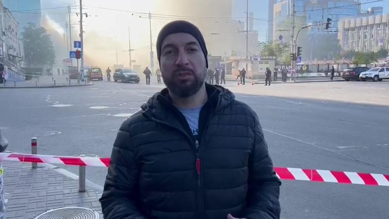 Mosca cerca di colpire la centrale elettrica nel cuore di Kiev. La strategia è di lasciare i civili al buio