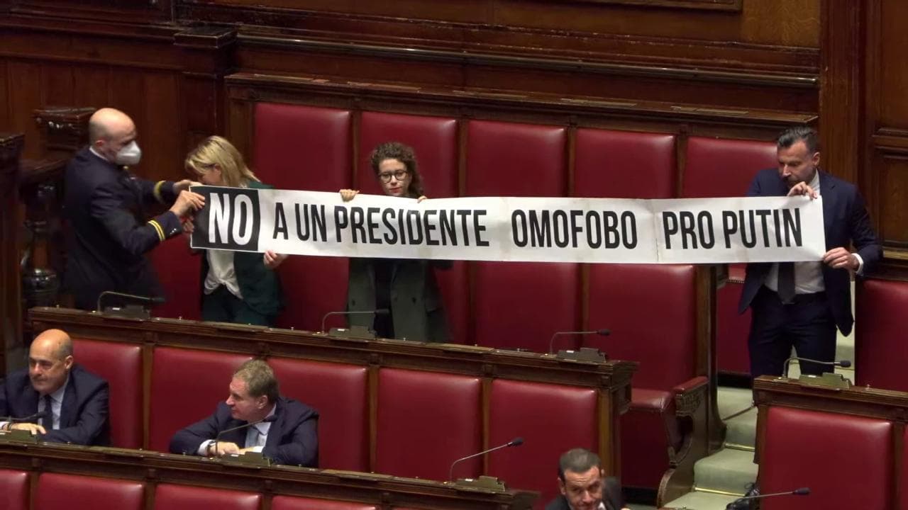 Camera, Zan e Scarpa alzano striscione contro Fontana: "No a un presidente omofobo pro Putin"