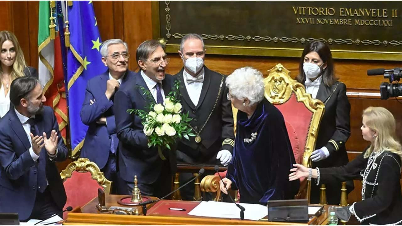 Senato, La Russa regala un mazzo di rose bianche a Liliana Segre