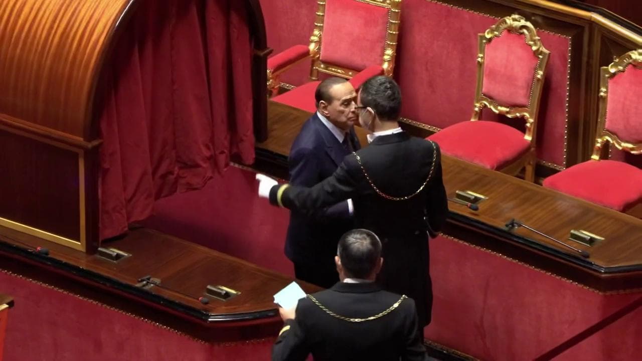Senato, Berlusconi vota e poi sbaglia uscita: devono tirarlo per la giacca e accompagnarlo