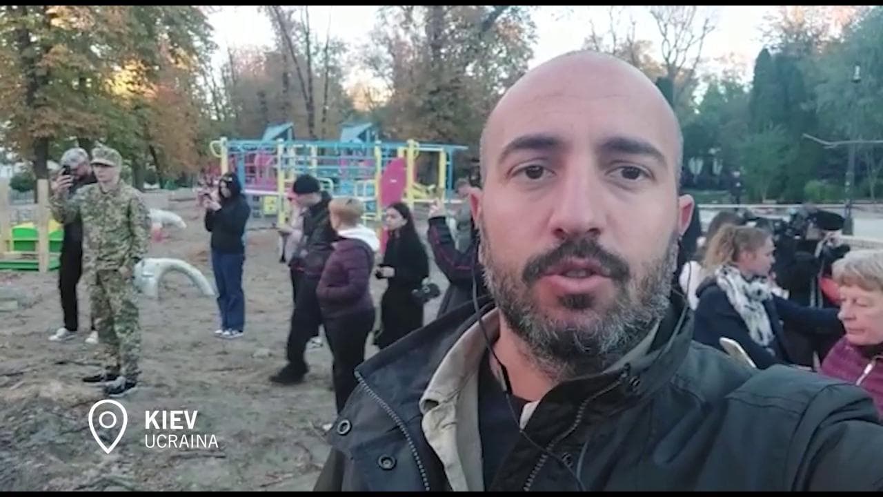 A Kiev bombardato un parco giochi: i missili russi sulle altalene dei bambini