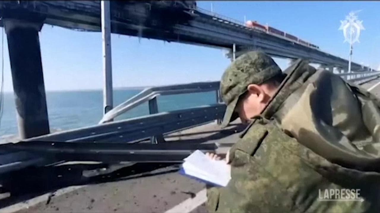 Ucraina, i russi ispezionano il ponte di Crimea: la conta dei danni