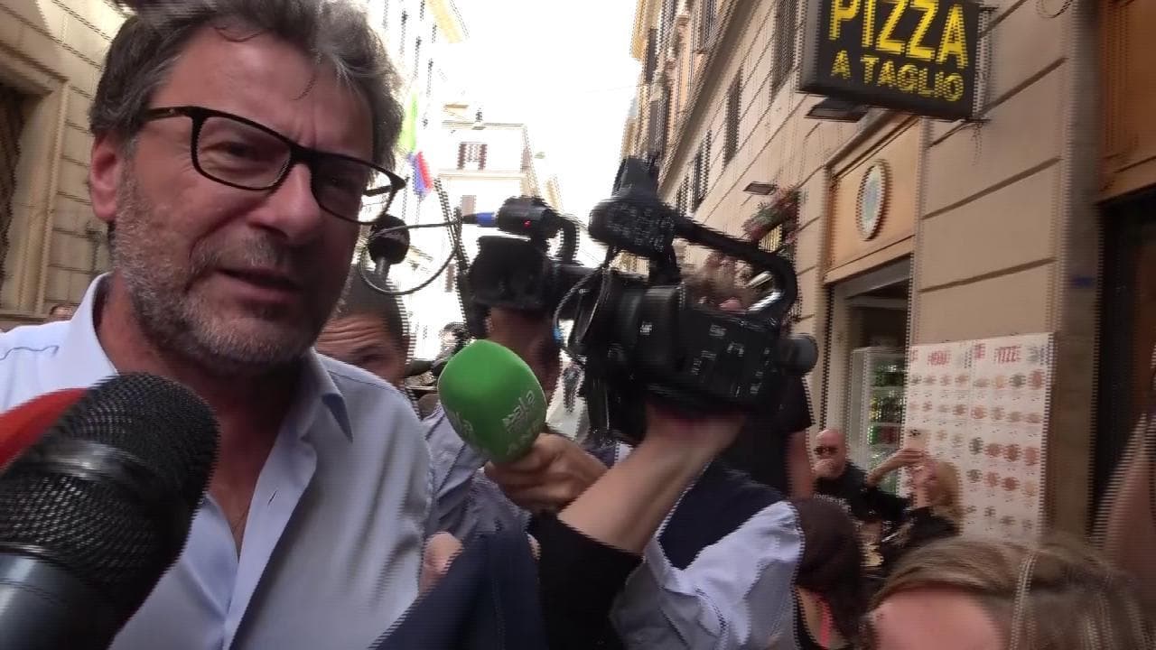 Prima riunione dei leghisti e nodo Governo da sciogliere, Giorgetti: "Io fuori? Magari mi riposo..."