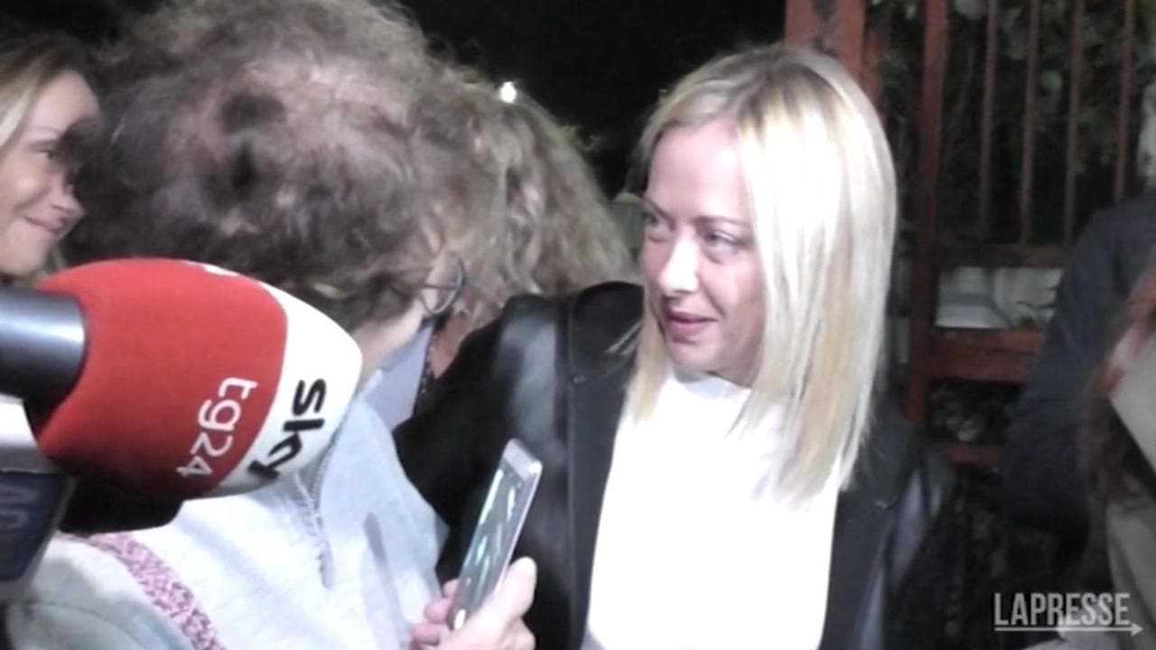 Meloni arriva al seggio all'ultimo minuto: prima il voto, poi incontra i sostenitori
