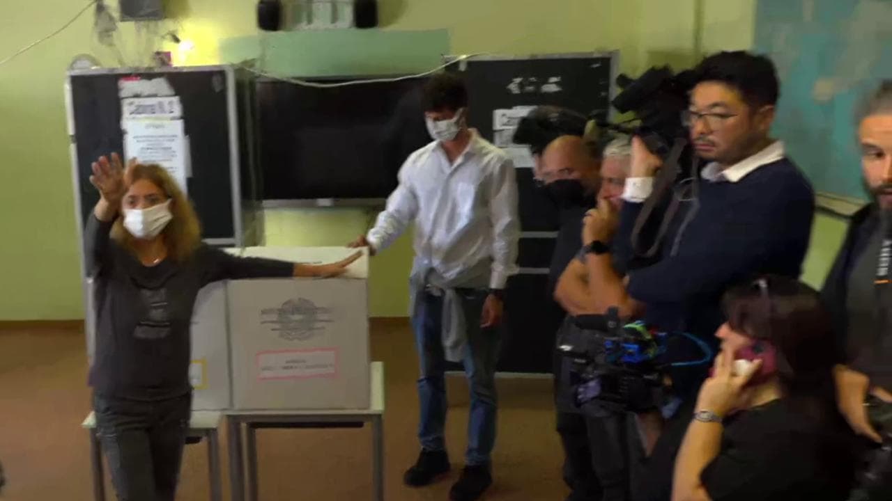 Seggio Meloni, la presidente manda via giornalisti e fotografi: "Troppa ressa, non si vota così"