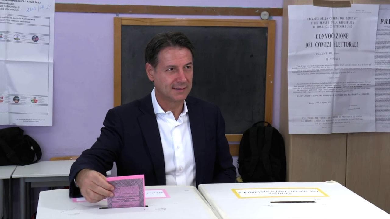 Elezioni. Conte al seggio a Roma: prima del voto interroga gli scrutatori sull'affluenza