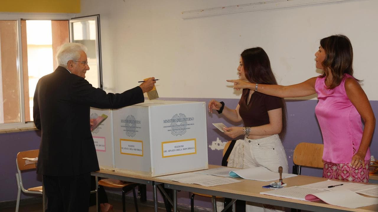 Elezioni, Mattarella vota a Palermo. Applausi e saluti dei cittadini al suo arrivo