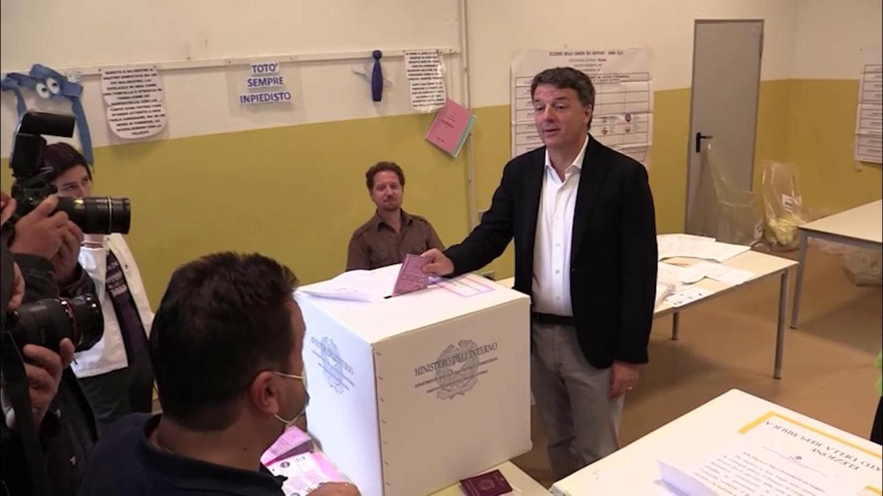 Elezioni. Firenze, Matteo Renzi al seggio con la moglie
