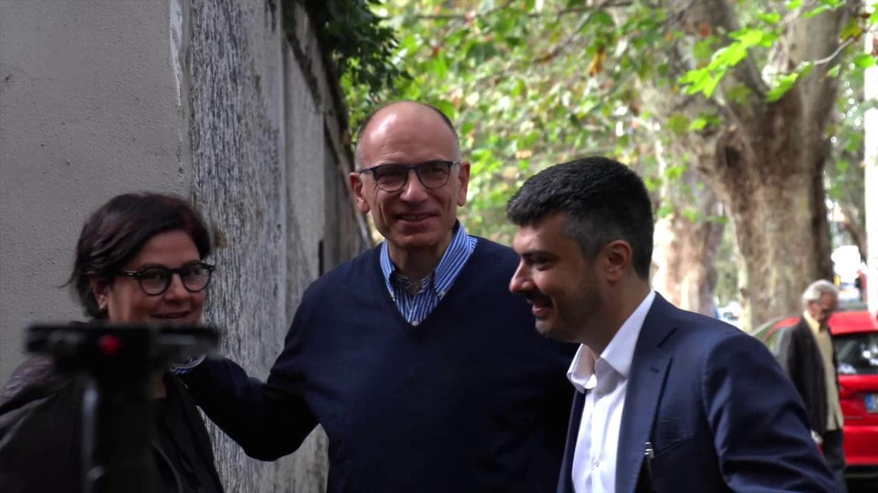 Elezioni, Letta al seggio: il leader del PD vota al Testaccio, tra saluti e foto di gruppo