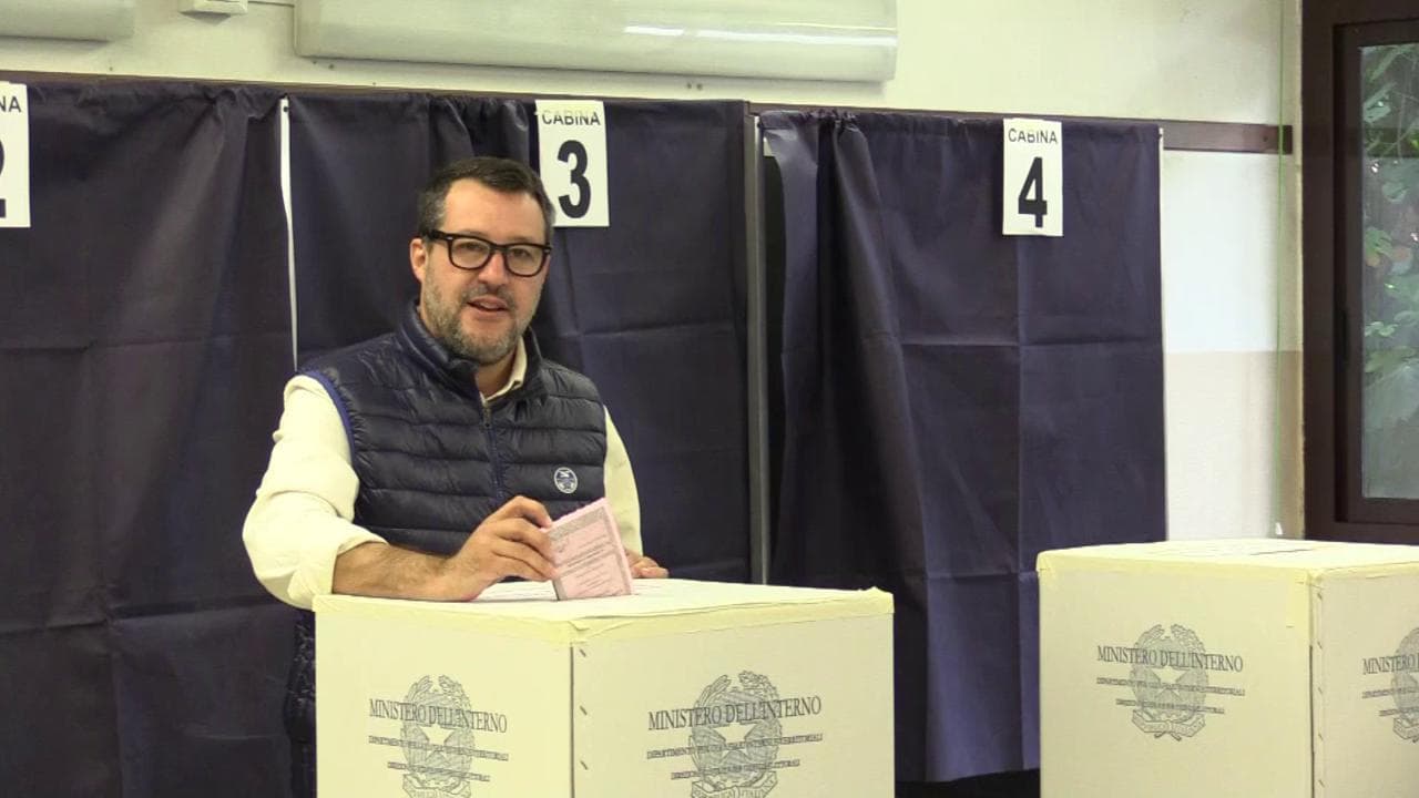 Elezioni, Salvini vota a Milano: "Ci vediamo tra cinque anni"