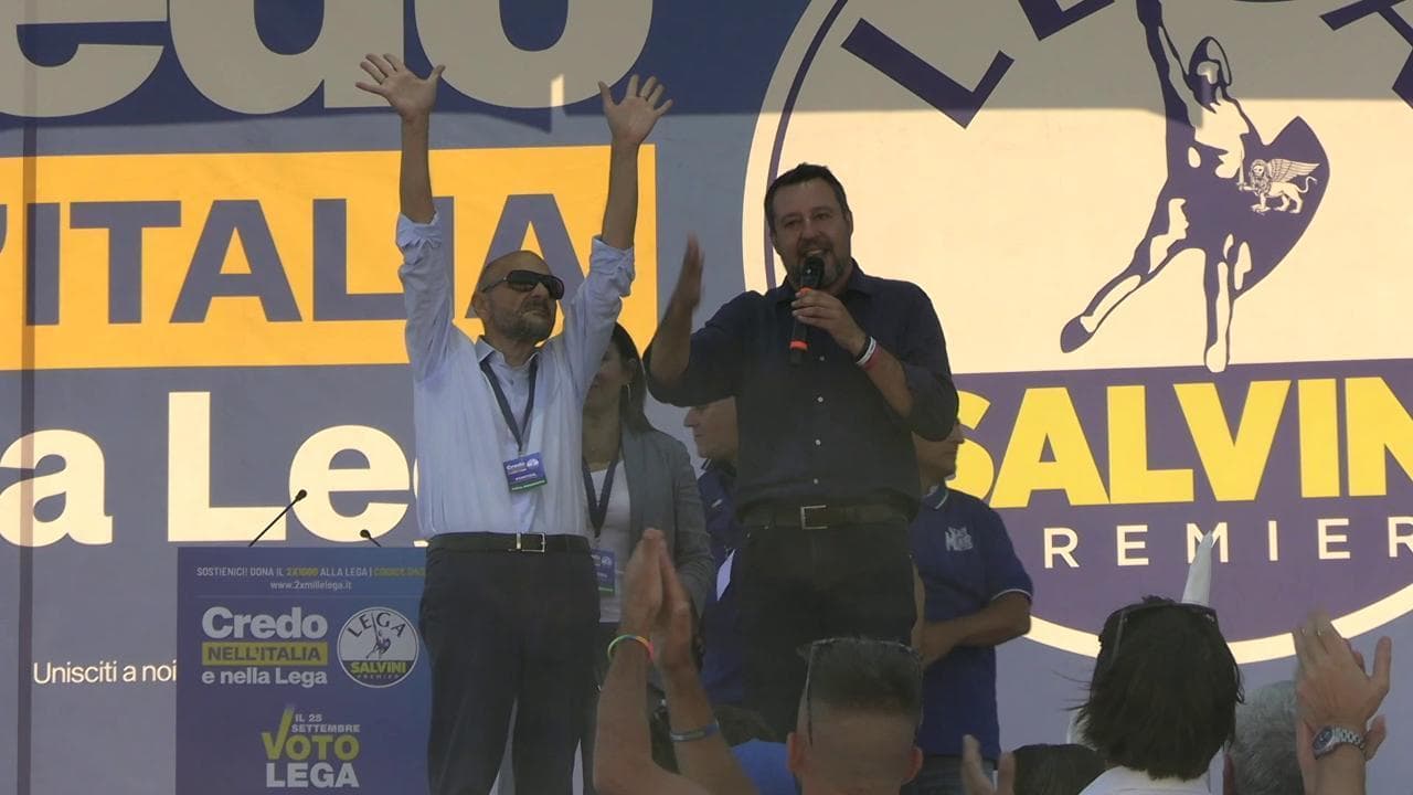 Quando Salvini presentò a Pontida il candidato non vedente: "La vede più lontano di qualcuno molto più 'normale'"