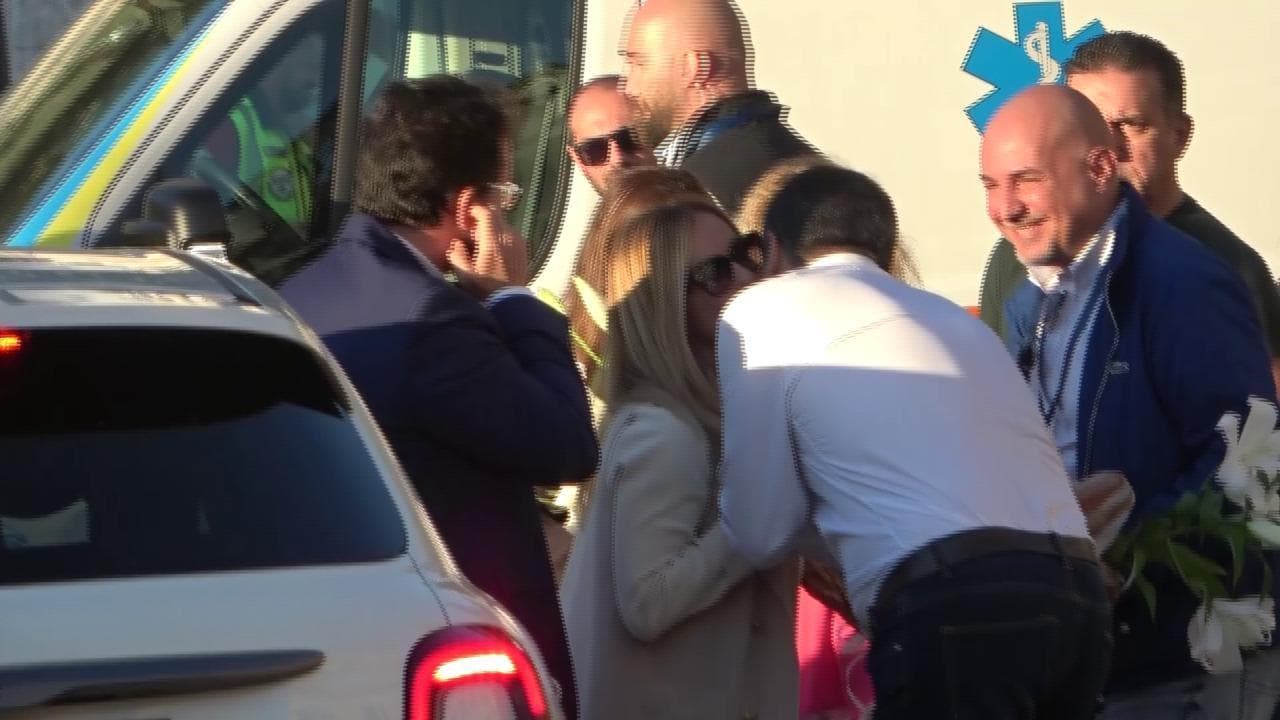 Piazza del Popolo, il backstage del centrodestra: dal bacio Salvini-Meloni alla caccia al selfie con Berlusconi