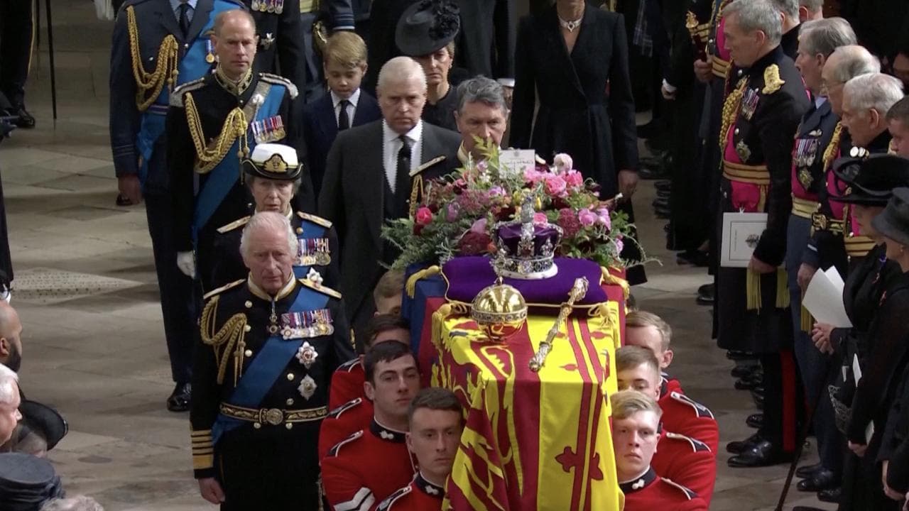 I fiori della regina, l'omaggio di re Carlo III all'amore tra Elisabetta e Filippo