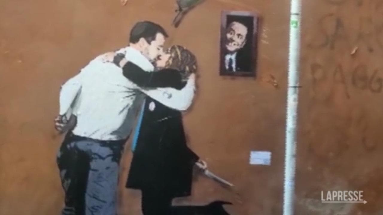 Elezioni, Salvini e Meloni tra baci e coltelli: il nuovo murale di Tv Boy