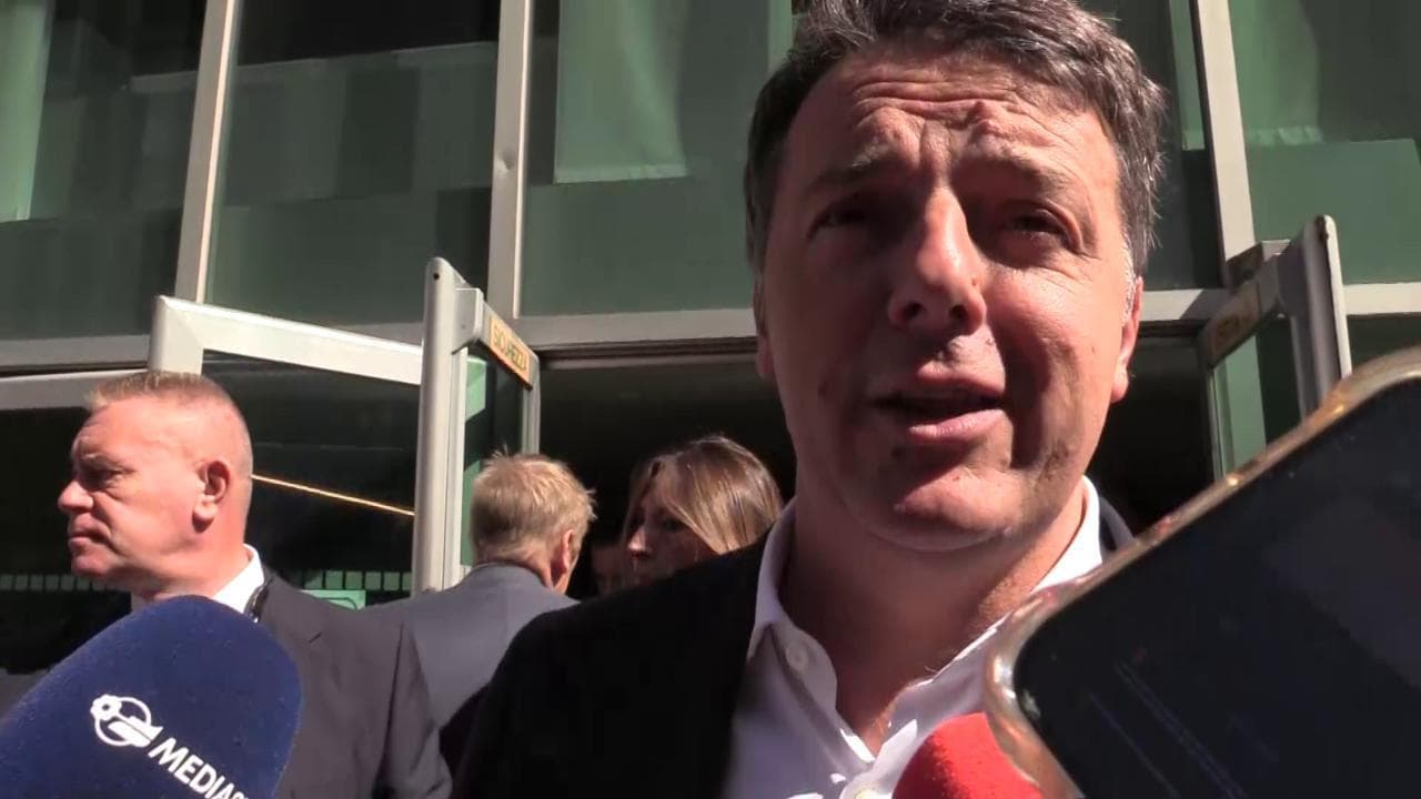Elezioni, no comment di Renzi sul riutilizzo di jet privati: "Parliamo di cose serie"