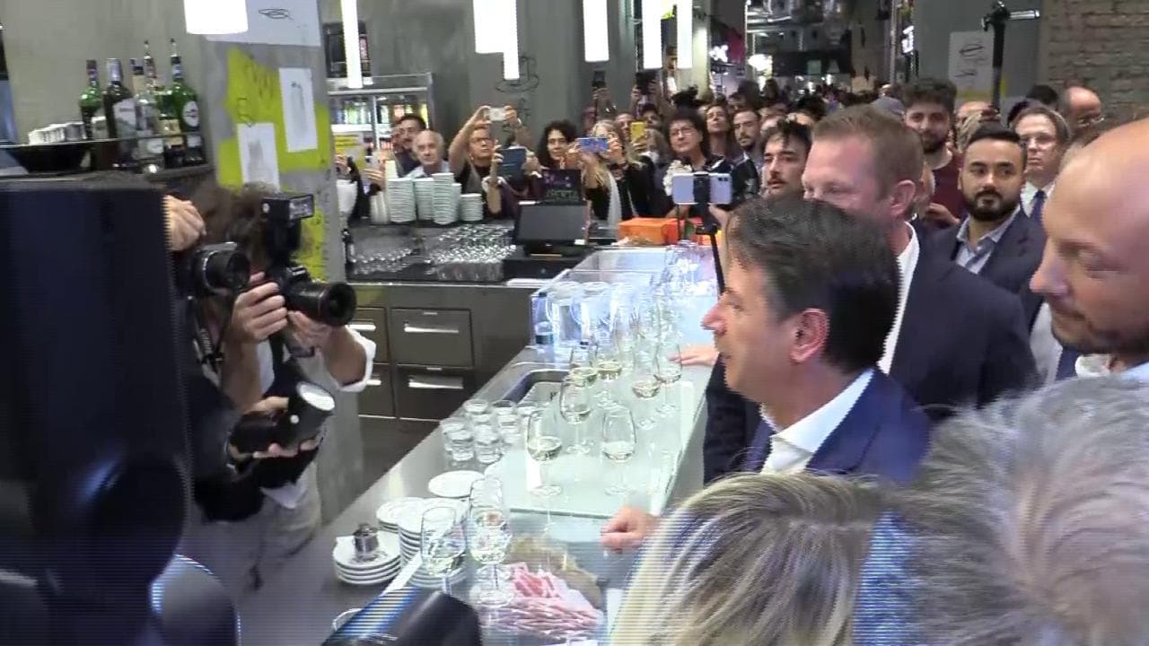 Conte finisce a una sfilata a Milano e lo stuzzicano sul 'volo' di Di Maio: "Io sto con i piedi per terra"