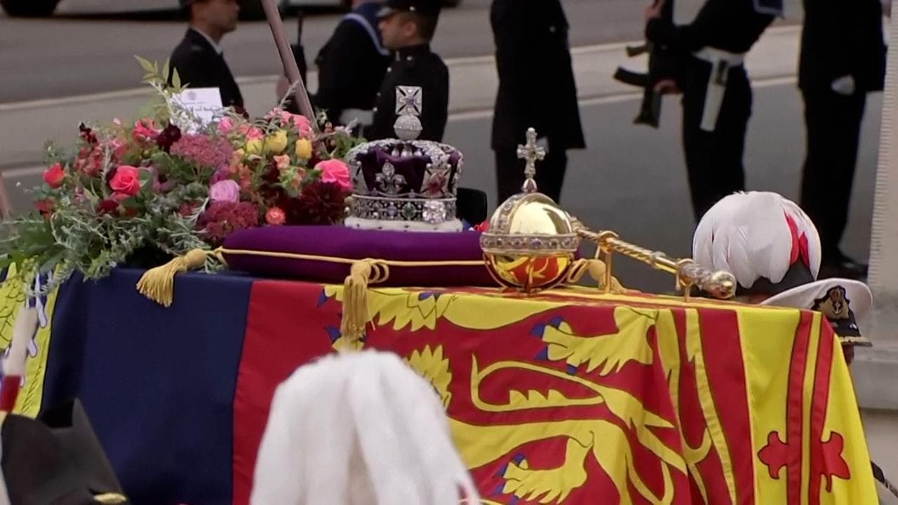 Funerali regina, sul feretro di Elisabetta compare un biglietto di re Carlo III