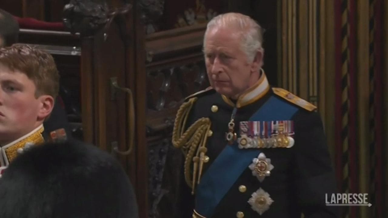 Funerali regina, la commozione di Carlo III: il re trattiene a fatica le lacrime