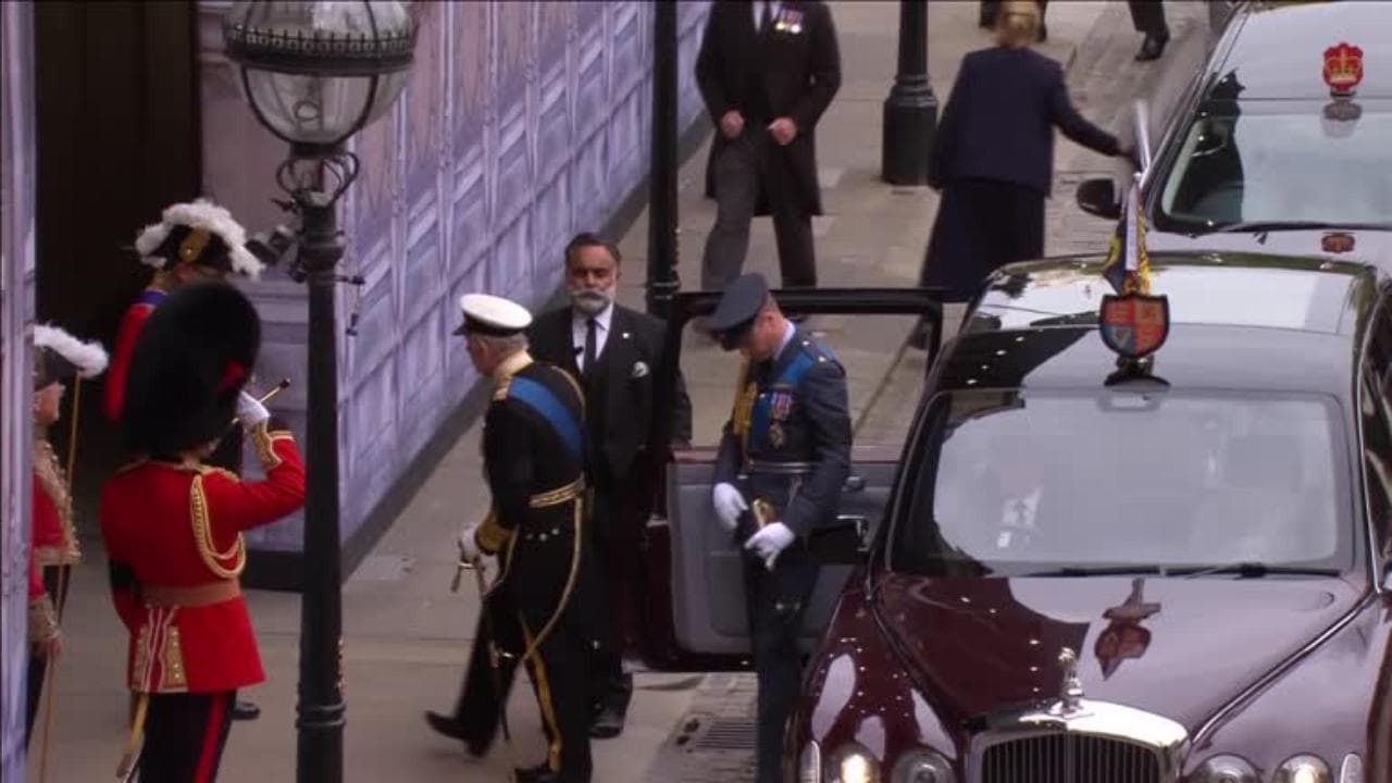Westminster, l'arrivo della famiglia reale al funerale: prima Carlo con William e Harry, poi Kate e i figli