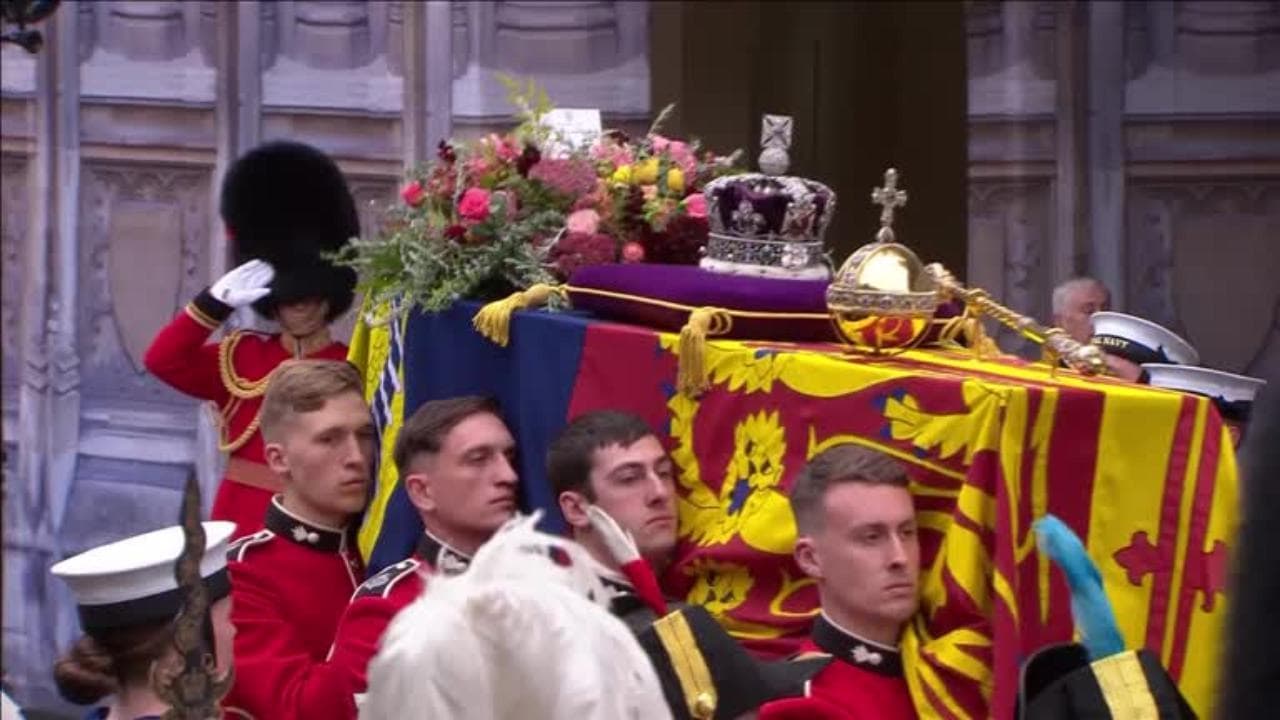 Funerali regina, partito il corteo funebre da Westminster: l'uscita del feretro