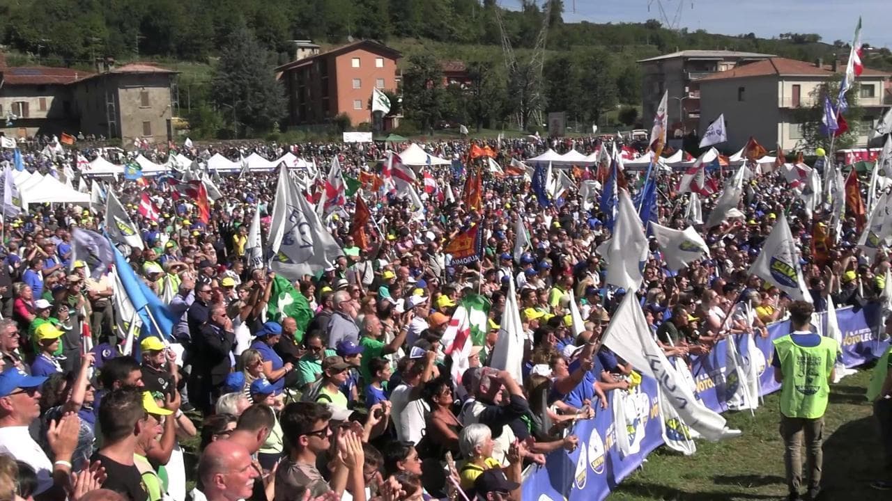 Ritorno a Pontida: tra slogan e folklore si rivede il popolo della Lega