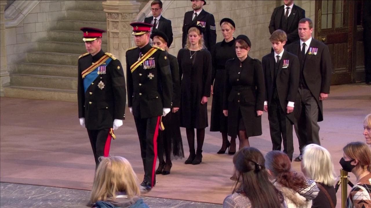 Addio a Elisabetta II, tutti i nipoti riuniti per la veglia: William e Harry in uniforme fianco a fianco