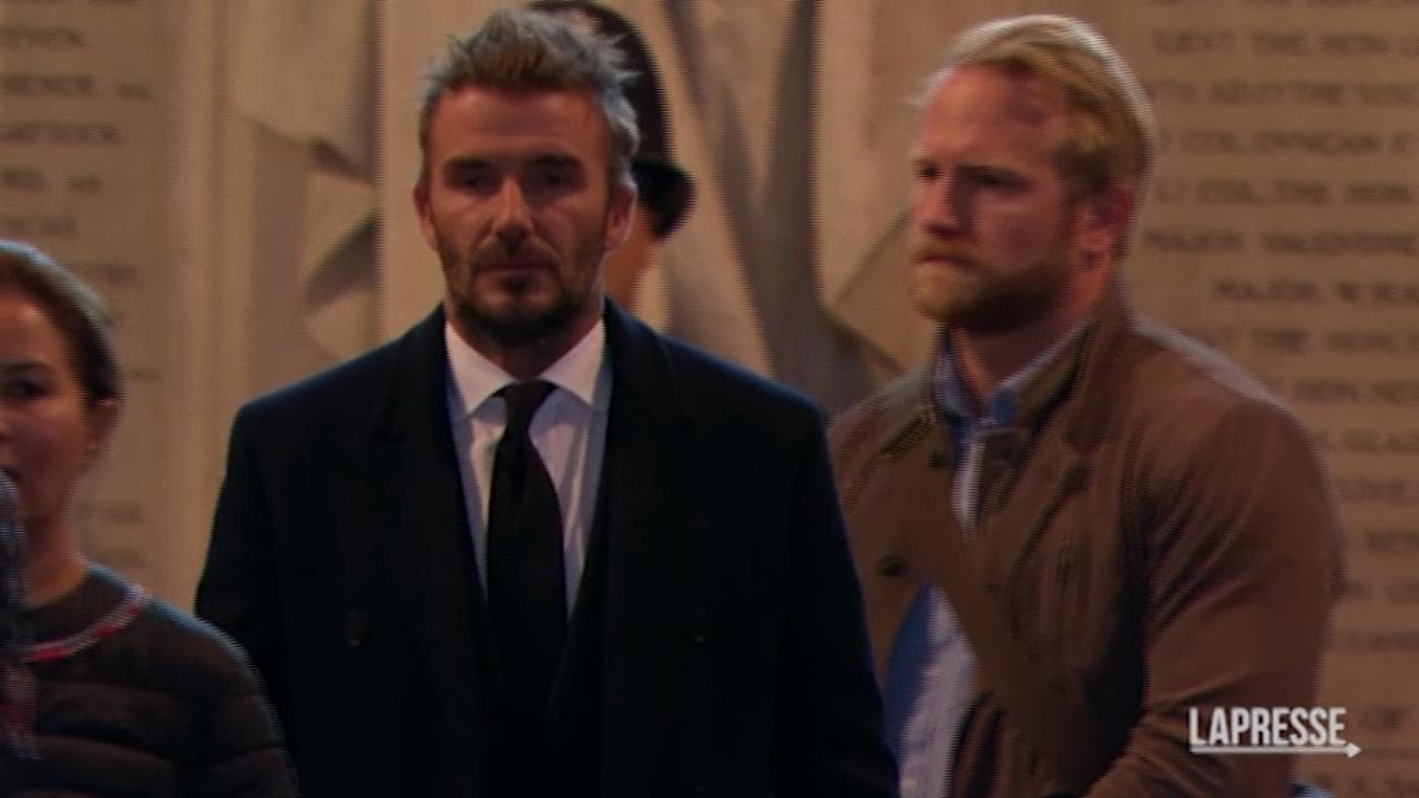 L'ultimo saluto di David Beckham alla regina: l'ex campione in raccoglimento a Westminster Hall