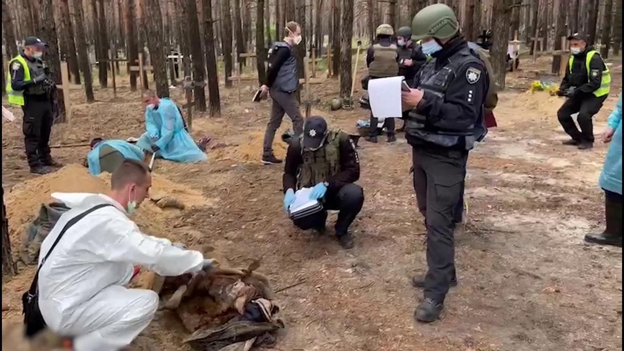 Ucraina, Izyum: nella foresta dove sono sepolti 500 civili